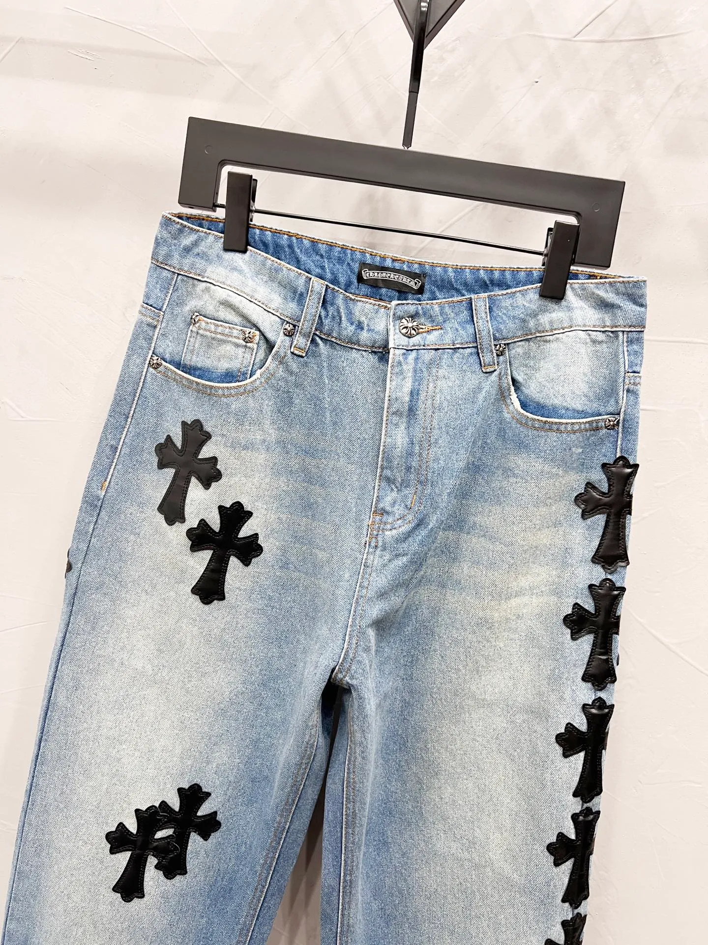 P250 Style number: [M934] Chrome hearts & Chrome hearts 25ss black leather cross patch leather jeans Chrome hearts’ logging pants are here! ! ! CH Croix Heart Double Knee Cross Patch Leather Bo1 Style Logging Pants Straight-leg Work Pants B136 Croix Heart Cross Sanskrit Overalls Price 24W Level, patchwork cross pattern embellishment, high-waisted washed jeans! ! Absolutely high-end luxury products, 1.9W level god-level single products, super popular products, made by top heavy industry, not to be missed. About Zangyin, this is an extremely luxurious fashion brand, which can also be called the nobles of the high street. It has always been an exclusive brand of some hipsters or rich second generation. Compared with ordinary high streets, it is more luxurious and noble. Compared with luxury brands, it has a more fashionable personality and has always been a brand that I have a special liking for. Imported yarn is custom-woven into a high-density twill canvas, which ensures a crisp silhouette while also making the fabric feel very delicate. It follows the B01 classic silhouette, with a crisp and stylish upper body. The ready-made garments are stone-ground and fermented and can be matched with any style. Buttons and zinc brushing are washed with genuine YKK retro metal products. Double-layered canvas on the front. Perfect details. All hardware is perfect. Size: 30-32-34-36 Color: blue pants and black leather